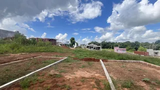 Vista de um terreno em Lajeado, Brasil, com terra e vegetação rasteira.