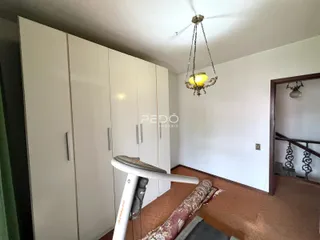 Quarto com armários embutidos e piso de carpete em um imóvel no Brasil.