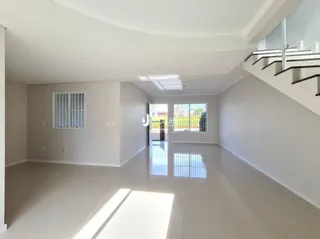 Vista interna de um ambiente amplo com paredes brancas.