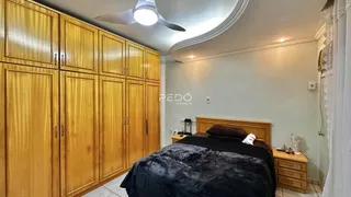 Quarto com armários de madeira e cama de madeira.