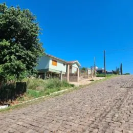 Vista externa de uma rua pavimentada em Lajeado, Brasil.