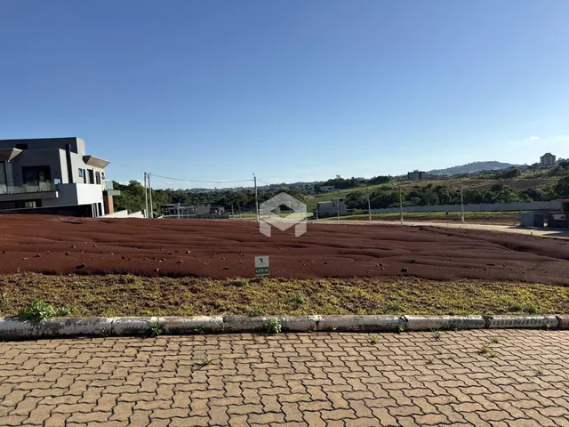 Vista externa de uma propriedade residencial em Lajeado, Brasil, com terreno em primeiro plano.
