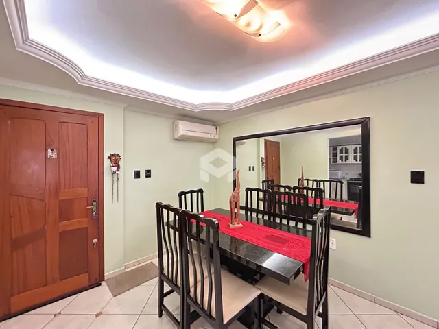 Foto da sala de jantar com mesa e espelho em um imóvel no Brasil.