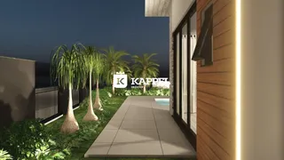 Vista noturna da fachada de uma residência com palmeiras e jardim.