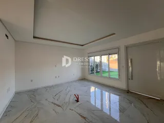 A sala apresenta paredes brancas e um piso de mármore polido.