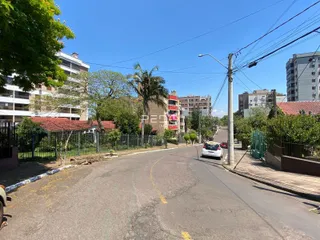 Vista da rua em Lajeado, Brasil com residências ao fundo.