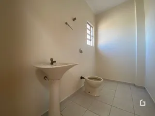 Foto de um banheiro interno com pia e vaso sanitário.