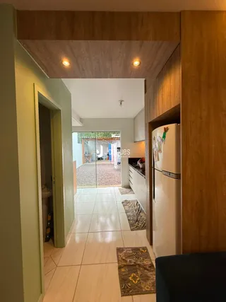 Corredor que leva à cozinha da propriedade.