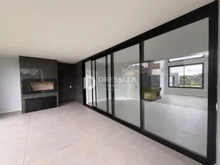 Sala de estar com parede de mármore escura e portas de vidro grandes.