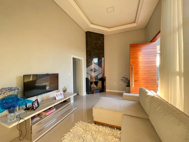 Sala de estar com sofá e lareira moderna.
