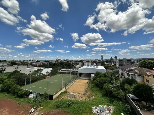 Vista aérea de uma quadra esportiva e área verde em Lajeado, Brasil.