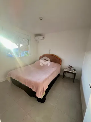 Quarto com cama e janela em um imóvel.