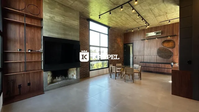 Sala de estar com painéis de madeira e piso claro.