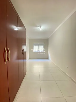 Corredor interno de um imóvel em Lajeado, Brasil.