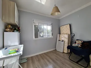 Quarto com janela e armário branco.