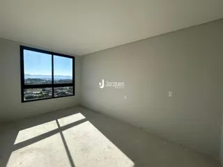 Ambiente interno com grande janela e luz natural.