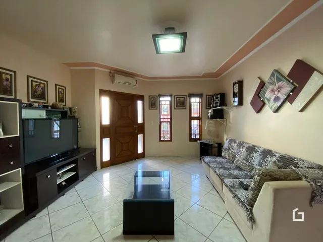 Sala de estar com piso de cerâmica e sofá.