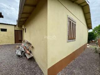 Fachada externa de uma residência em Lajeado, Brasil, com trabalho em andamento.