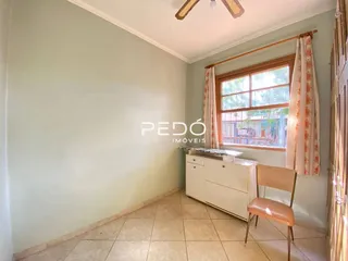 Vista interna de um cômodo com paredes claras e piso de cerâmica.