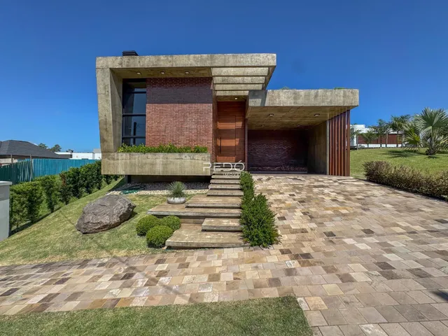 Fachada moderna de uma residência em Lajeado, Brasil.