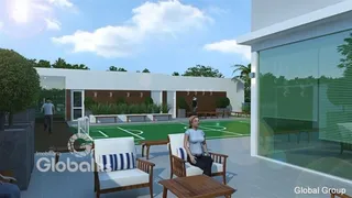 Vista externa de uma área de lazer com piscina e gramado em Lajeado.
