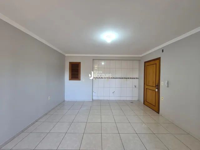 Interior de um ambiente com piso de cerâmica e paredes cinzas.