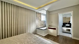 Quarto com cama e parede texturizada.