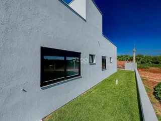 Vista externa de uma casa moderna com jardim gramado em Lajeado, Brasil.
