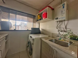 Foto de um interior mostrando uma área de serviço e uma janela em um imóvel em Lajeado.
