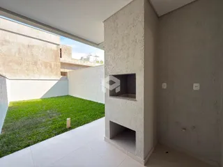 Vista da fachada e do jardim de uma propriedade em Lajeado.