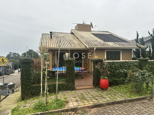 Fachada de uma residência em Lajeado, Brasil com muro e portão.