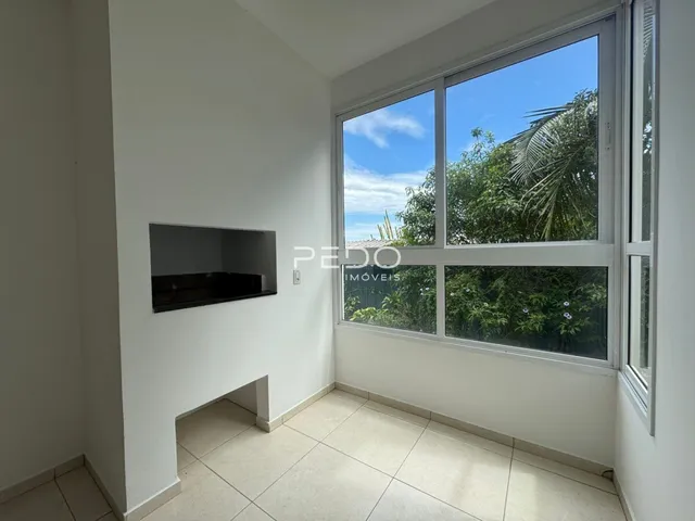Interior de uma sala com grande janela.