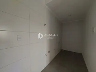 Vista de um corredor interno de imóvel em Lajeado.