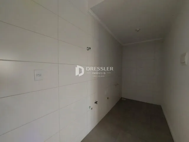 Vista de um corredor interno de imóvel em Lajeado.