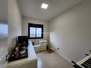 Foto interna de uma sala com janela em um imóvel.
