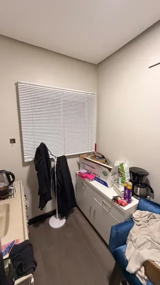 Quarto com janela e móveis de armazenamento.