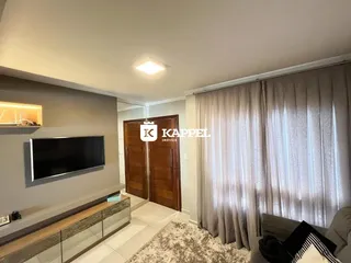 Sala de estar com televisão e móveis modernos em um apartamento.