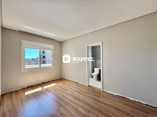 Esta é uma sala de estar com piso de madeira clara e uma janela.