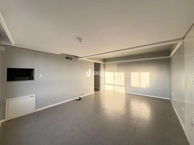 Esta é uma sala de estar ampla com piso de cerâmica clara.