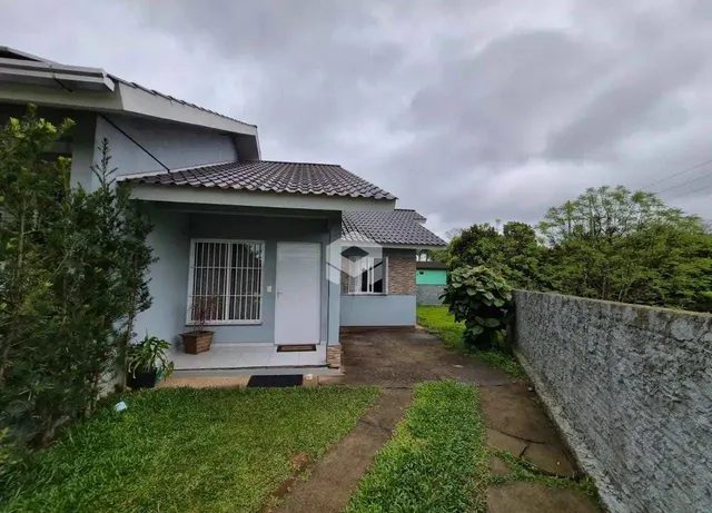 Fachada de uma casa em Lajeado, Brasil, com jardim e muro lateral.