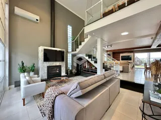 A sala de estar de um apartamento em Lajeado, Brasil, mostra uma área de estar moderna com lareira.