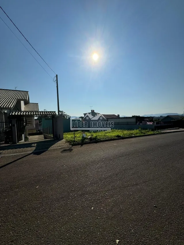 Fachada de uma residência em Lajeado, Brasil, vista da rua.