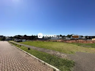 Vista externa de um terreno com pavimento e área gramada em Lajeado, Brasil.