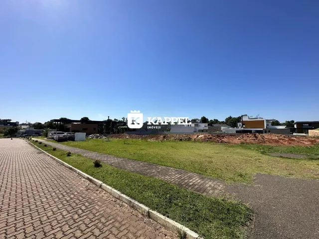 Vista externa de um terreno com pavimento e área gramada em Lajeado, Brasil.