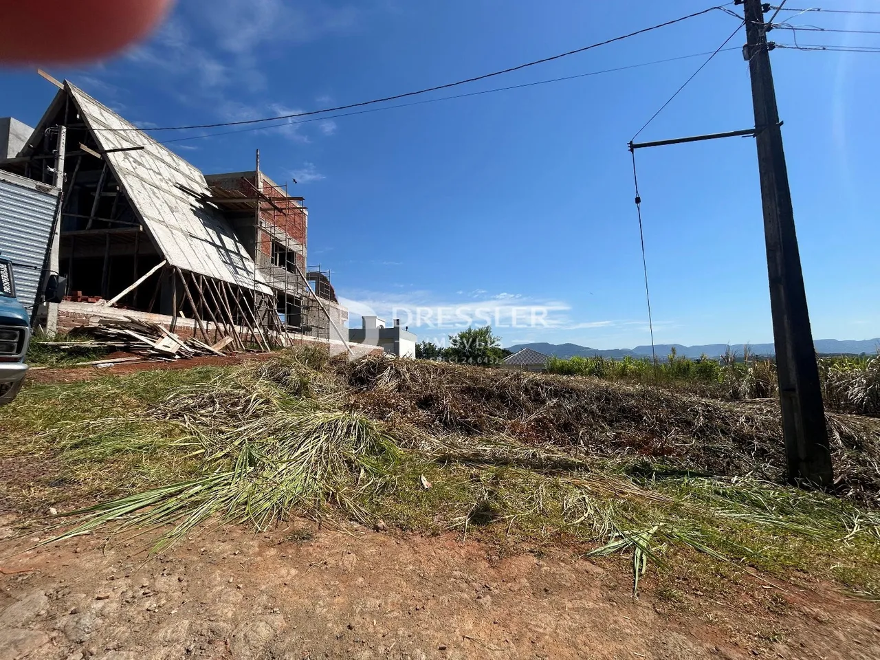 Vista externa de uma construção em Lajeado, Brasil, com estrutura de aço exposta.