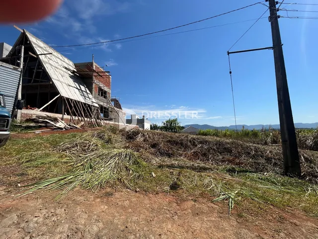 Vista externa de uma construção em Lajeado, Brasil, com estrutura de aço exposta.
