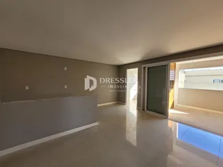 Interior de uma sala com piso de cerâmica e paredes claras.