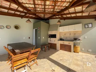 Ambiente interno com decoração rústica e piso de cerâmica.