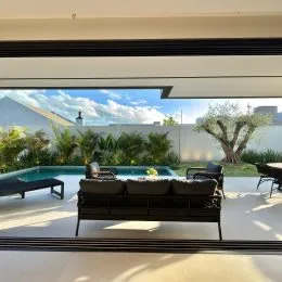 Foto da área da piscina externa com espreguiçadeiras.