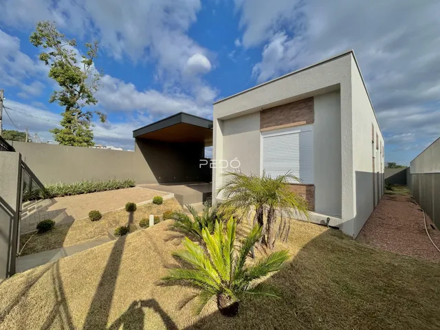 Fachada de uma casa moderna em Lajeado, Brasil, com jardim frontal.